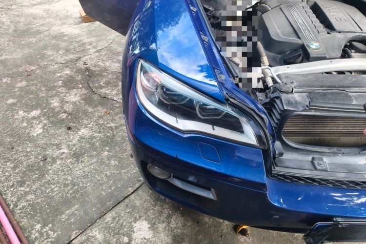 Used BMW X6 2012 xDrive35i U.S. specification Engine Bay Right