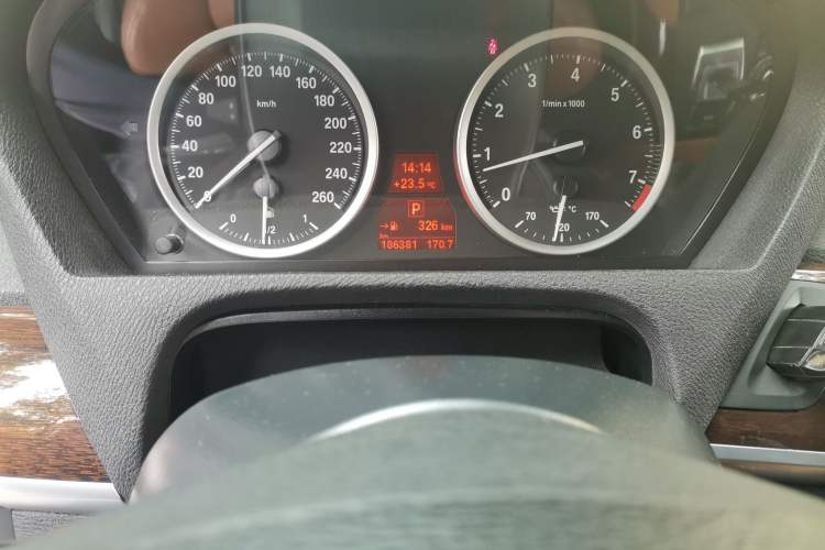 Used BMW X6 2012 xDrive35i Odometer Close Up