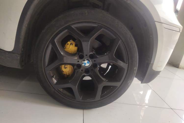 Used BMW X6  Right Front Wheel Hub