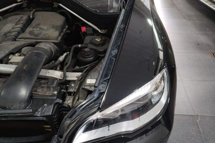 Used BMW X6 2013 xDrive35i U.S. specification Engine Bay Left
