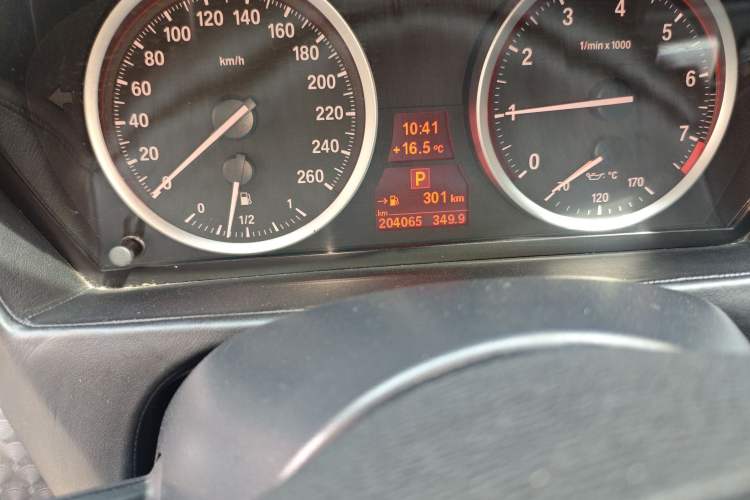 Used BMW X6 2013 xDrive40i Odometer Close Up