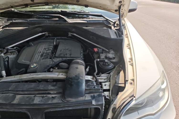 Used BMW X6 2013 xDrive35i U.S. specification Engine Bay Left