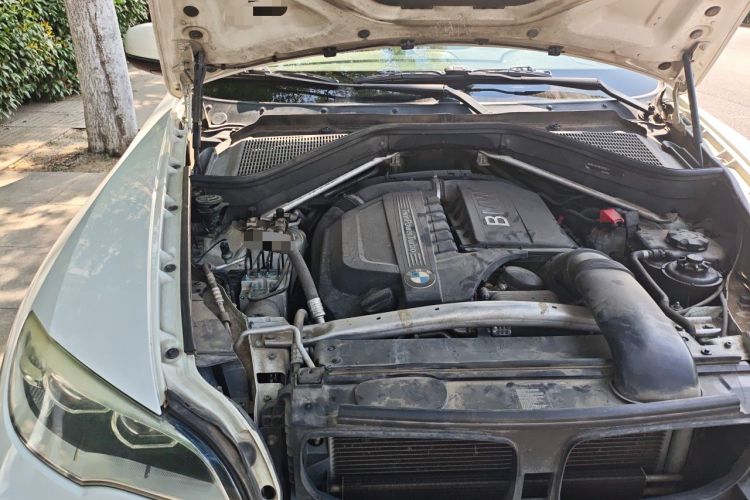 Used BMW X6 2013 xDrive35i U.S. specification Engine Bay Right