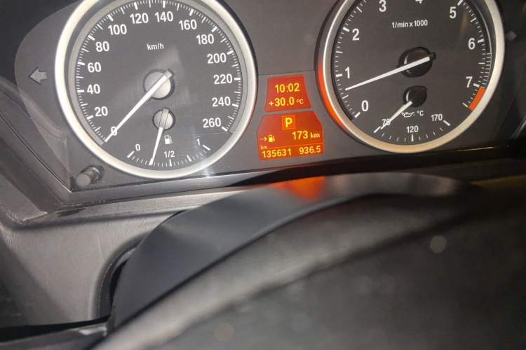 Used BMW X6 2013 xDrive40i Odometer Close Up