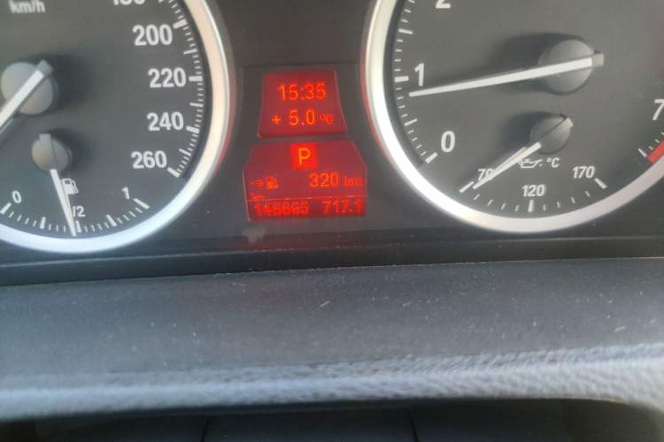Used BMW X6 2013 xDrive35i Odometer Close Up