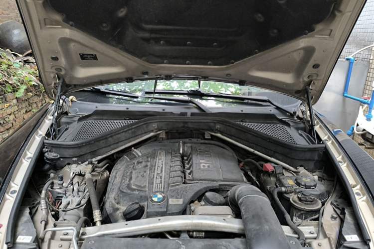Used BMW X6 2014 xDrive35i Sport model Engine Bay