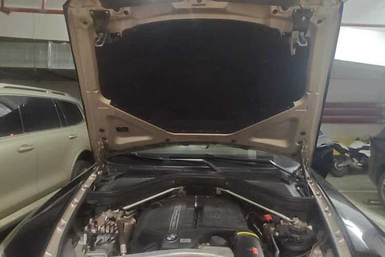 Used BMW X6 2014 xDrive35i Sport model Engine Bay