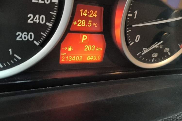 Used BMW X6 2014 xDrive35i Sport model Odometer Close Up