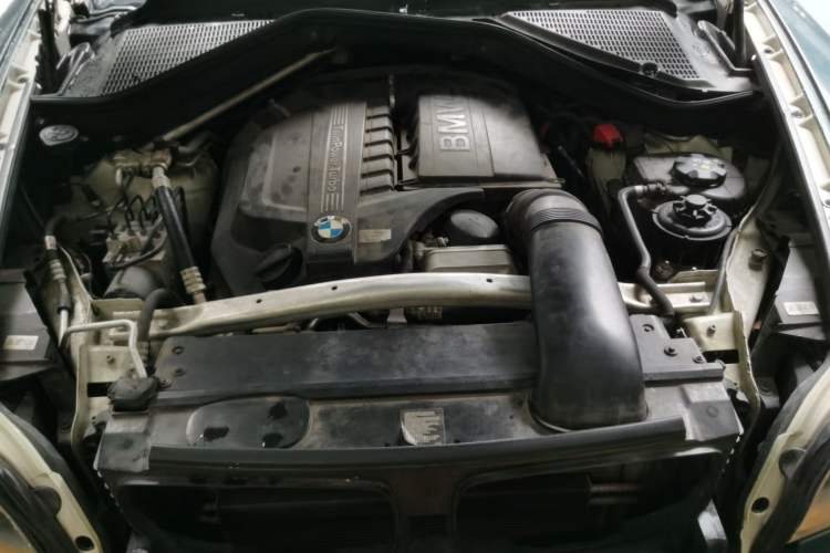Used BMW X6 2014 xDrive35i Sport model Engine Bay