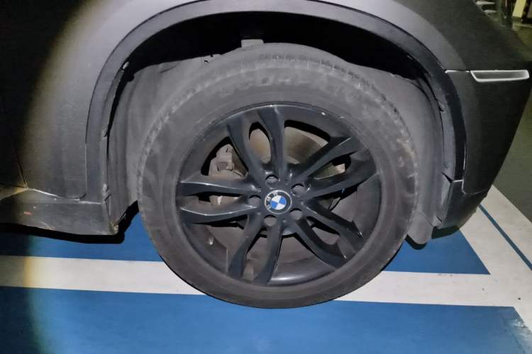 Used BMW X6  Right Front Wheel Hub