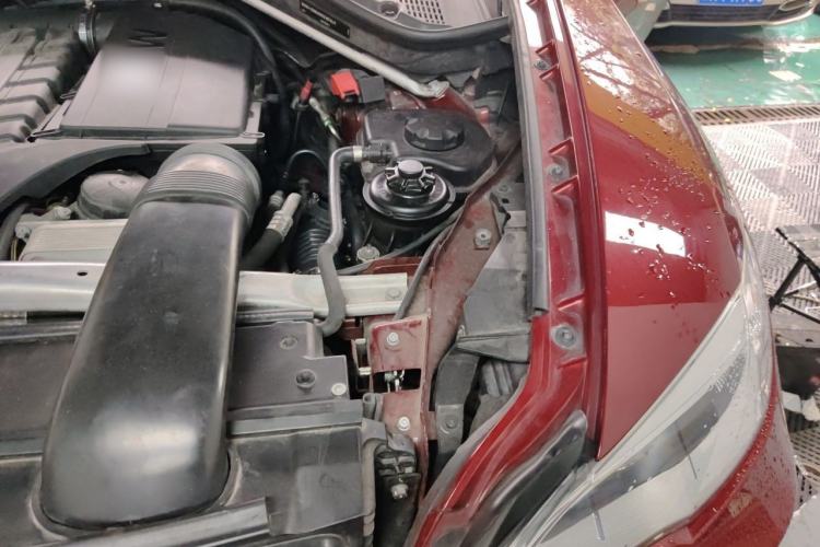 Used BMW X6 2014 xDrive35i U.S. specification Engine Bay Left