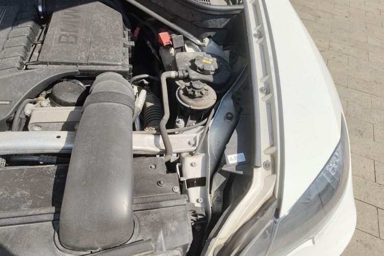 Used BMW X6 2014 xDrive35i U.S. specification Engine Bay Left