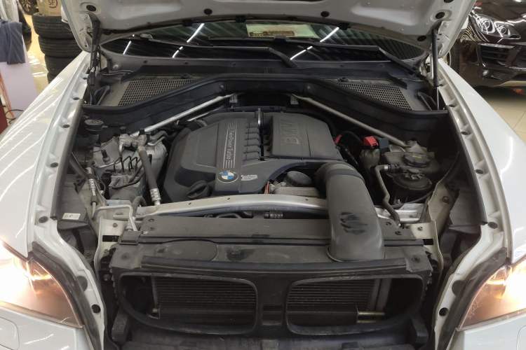 Used BMW X6 2014 xDrive35i Sport model Engine Bay
