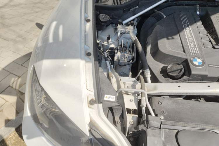 Used BMW X6 2014 xDrive35i U.S. specification Engine Bay Right