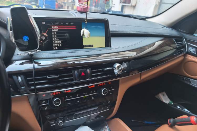 Used BMW X6 2015 xDrive28i Audio And AC Panel