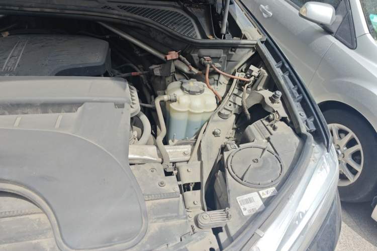 Used BMW X6 2015 xDrive28i Engine Bay Left