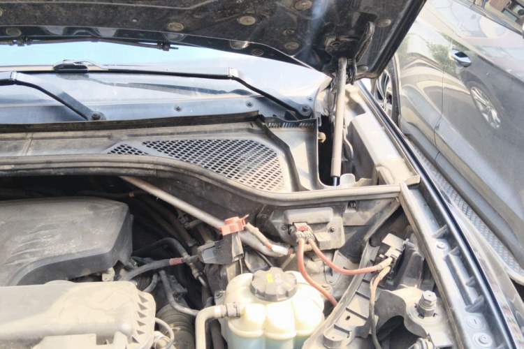 Used BMW X6 2015 xDrive28i Engine Bay Left