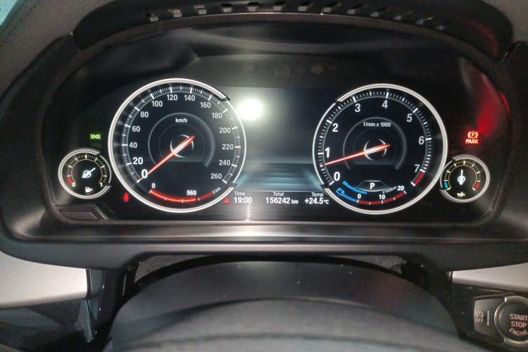 Used BMW X6 2015 xDrive35i Leading Model Odometer Close Up