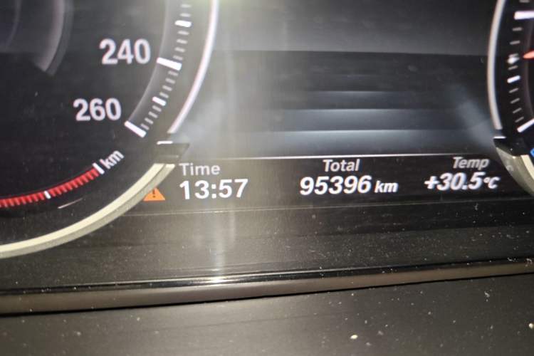 Used BMW X6 2015 xDrive35i Luxury Edition Odometer Close Up
