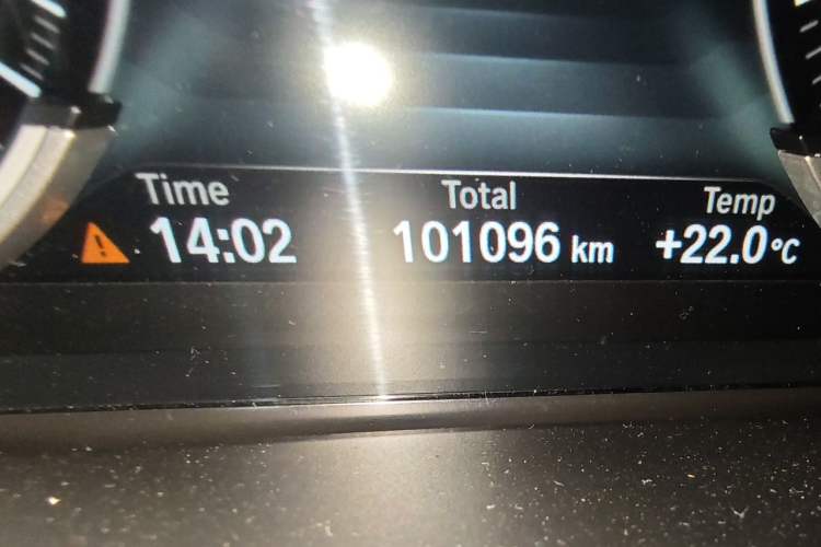 Used BMW X6 2015 xDrive35i Luxury Edition Odometer Close Up