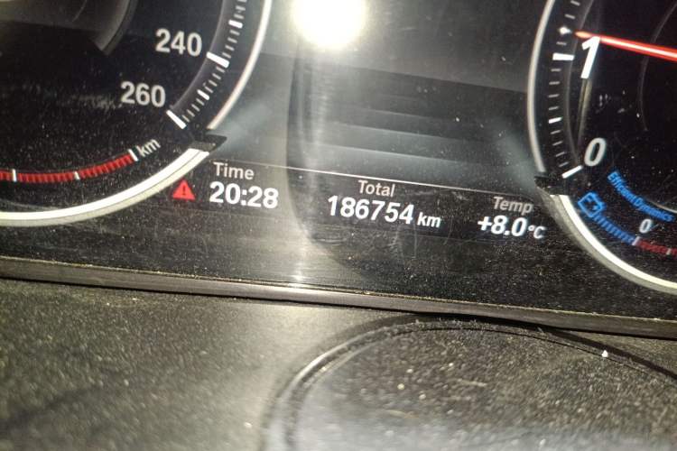 Used BMW X6 2015 xDrive35i Luxury Edition Odometer Close Up