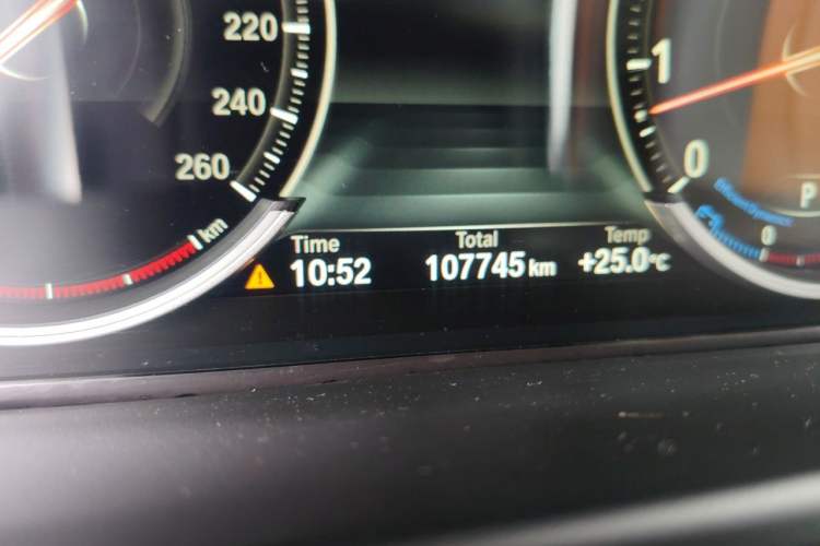 Used BMW X6 2015 xDrive35i Luxury Edition Odometer Close Up