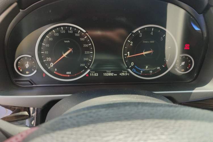 Used BMW X6 2015 xDrive28i Odometer Close Up