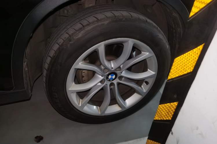 Used BMW X6 2015 xDrive28i Right Front Wheel Hub