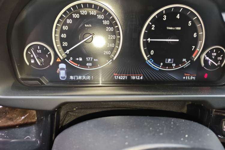 Used BMW X6 2015 xDrive28i Odometer Close Up