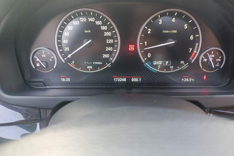 Used BMW X6 2015 xDrive35i Leading Model Odometer Close Up
