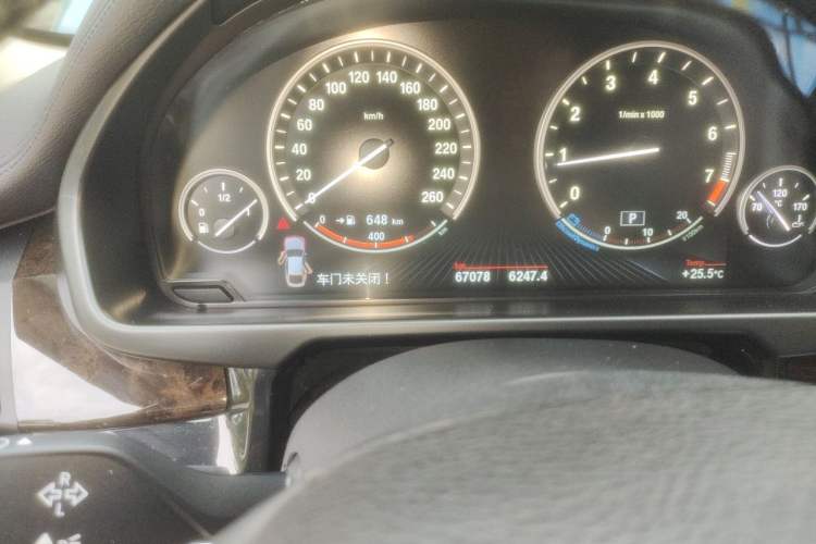Used BMW X6 2015 xDrive28i Odometer Close Up