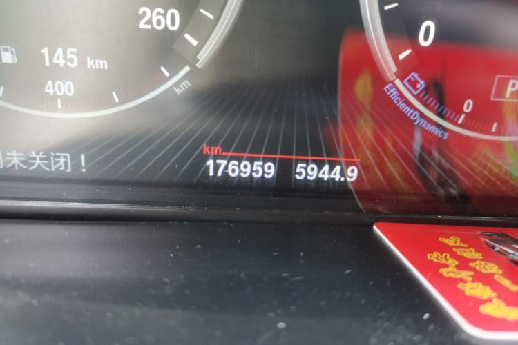 Used BMW X6 2015 xDrive28i Odometer Close Up