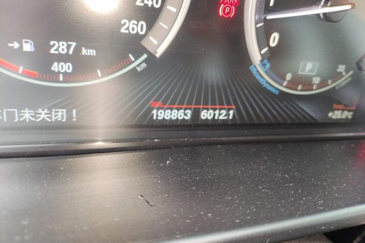 Used BMW X6 2015 xDrive35i Leading Model Odometer Close Up