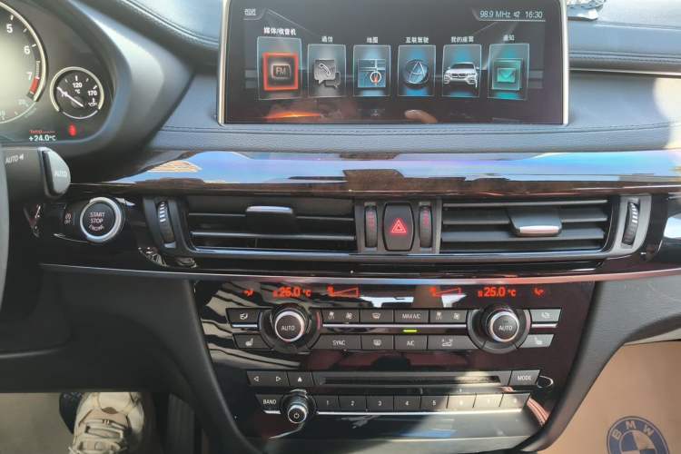 Used BMW X6 2015 xDrive28i Audio And AC Panel