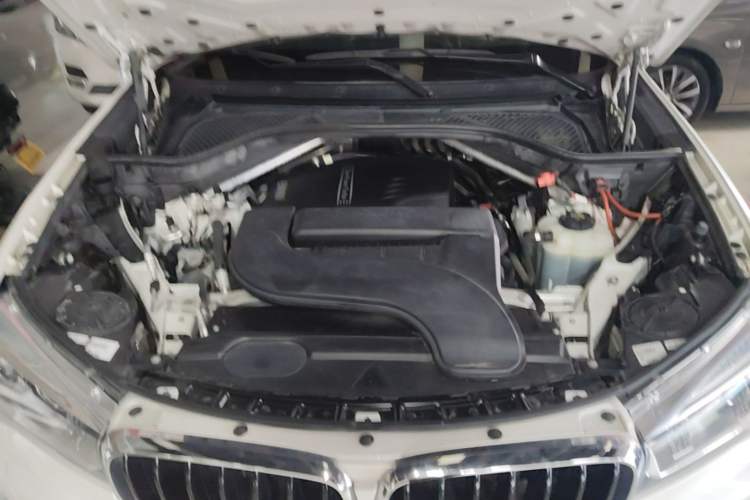Used BMW X6 2015 xDrive28i Engine Bay