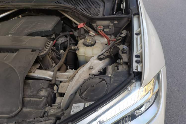 Used BMW X6 2015 xDrive28i Engine Bay Left