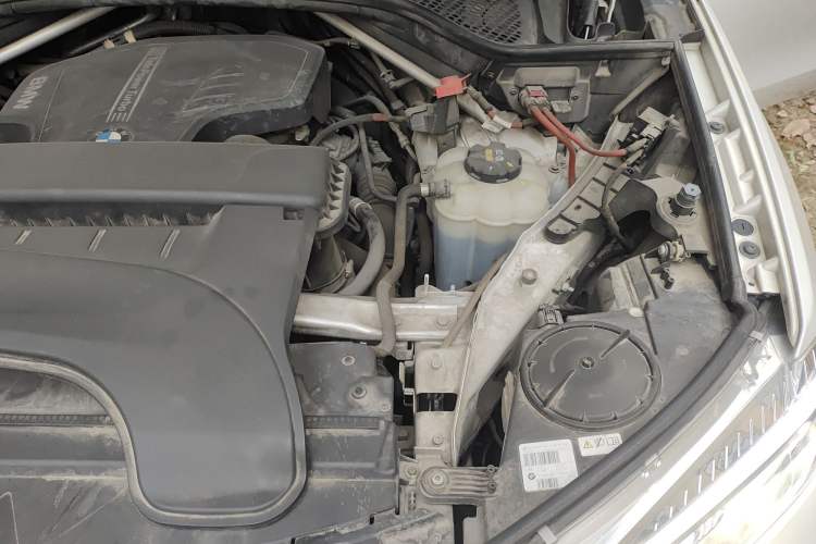 Used BMW X6 2015 xDrive28i Engine Bay Left