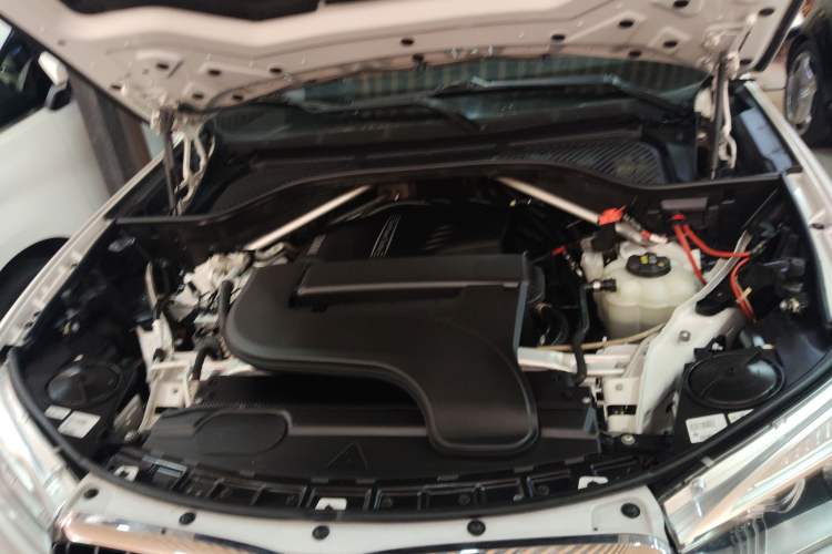 Used BMW X6 2015 xDrive28i Engine Bay