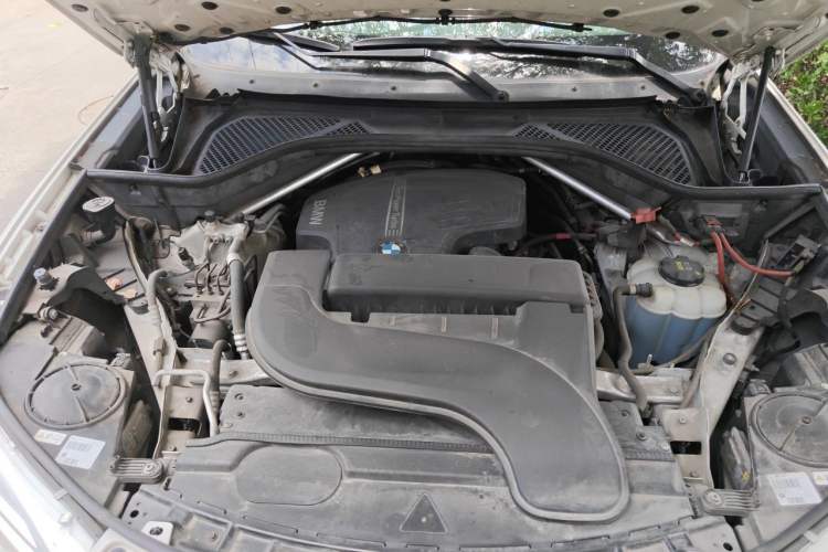 Used BMW X6 2015 xDrive28i Engine Bay
