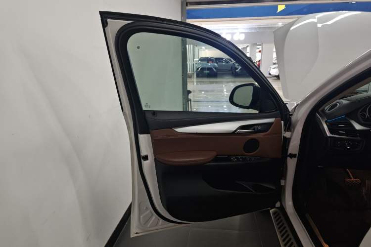 Used BMW X6 2015 xDrive35i Leading Model Interior 7
