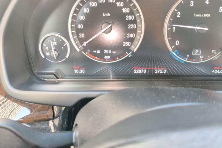 Used BMW X6 2015 xDrive28i Odometer Close Up