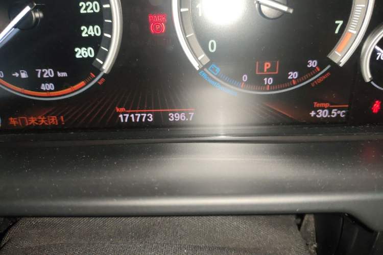 Used BMW X6 2015 xDrive35i Luxury Edition Odometer Close Up