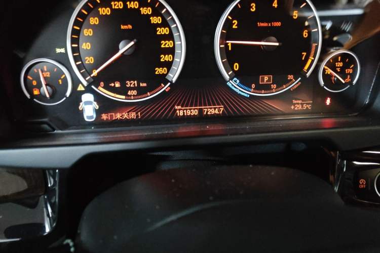 Used BMW X6 2015 xDrive28i Odometer Close Up
