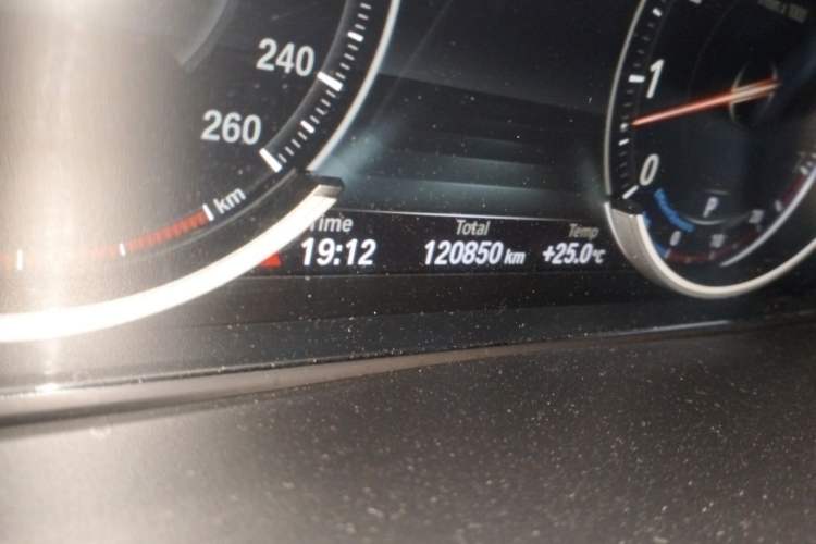 Used BMW X6 2015 xDrive35i Luxury Edition Odometer Close Up
