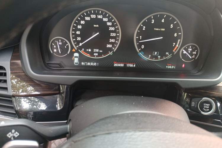 Used BMW X6 2015 xDrive35i Leading Model Odometer Close Up