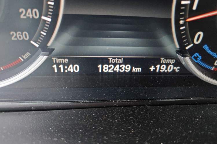Used BMW X6 2015 xDrive35i Luxury Edition Odometer Close Up