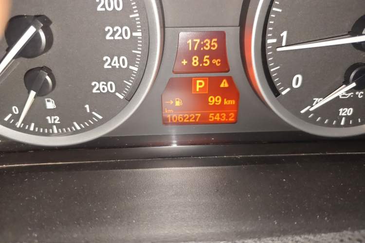 Used BMW X6 2015 xDrive35i Leading Model Odometer Close Up