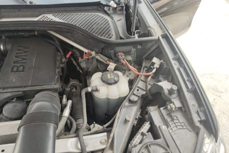 Used BMW X6 2016 xDrive35i U.S. specification Engine Bay Left