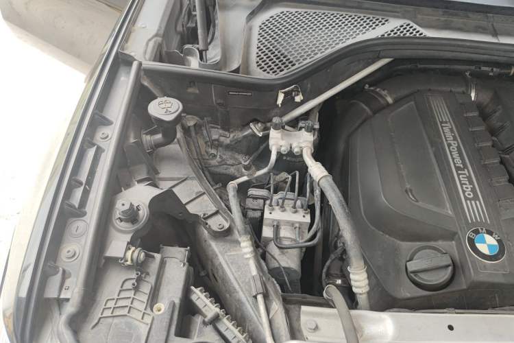 Used BMW X6 2016 xDrive35i U.S. specification Engine Bay Right