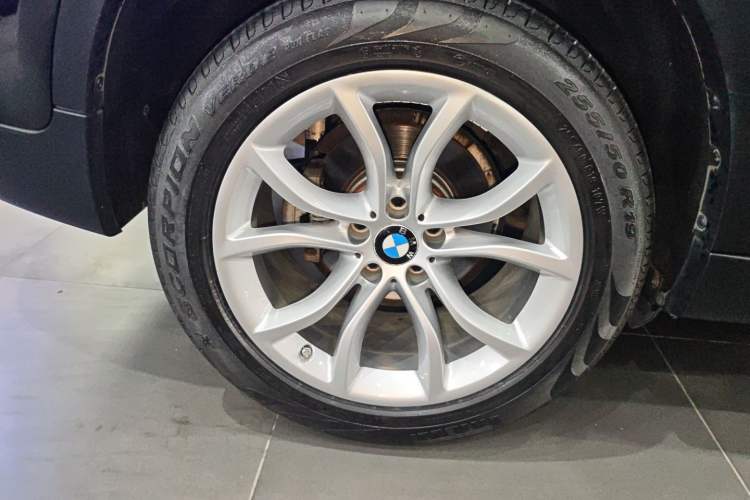 Used BMW X6 2016 xDrive35i Base Model Middle East Right Rear Wheel Hub